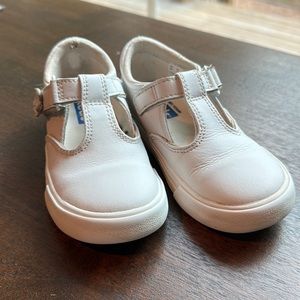 Kid's Daphne T-Strap Leather Sneaker.  Size 9 Little Kids